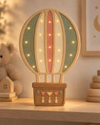 Lampe Montgolfière ORAWOOD à poser allumée dans une chambre d’enfant