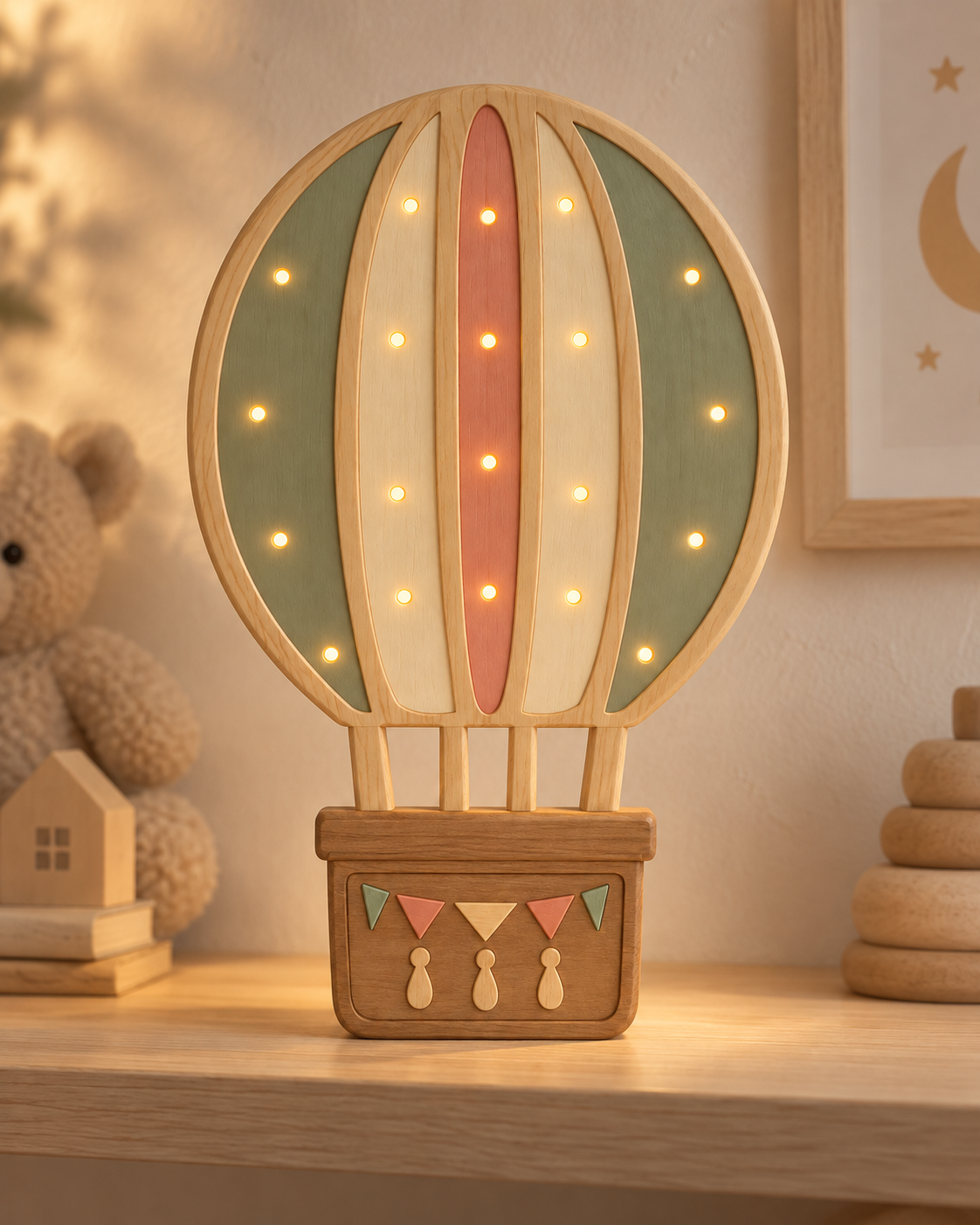 Lampe Montgolfière ORAWOOD à poser allumée dans une chambre d’enfant