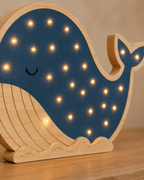 Détail du pin massif, de la finition bleu marine et des points lumineux de la lampe Baleine ORAWOOD