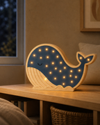 Lampe Baleine ORAWOOD allumée dans une chambre d’enfant en soirée