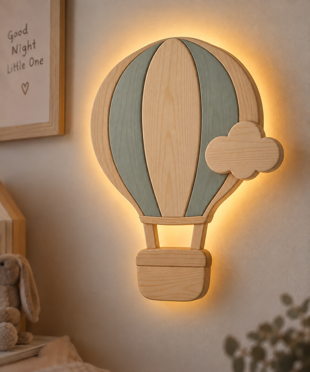 Visualisation de la lampe Montgolfière murale ORAWOOD, modèle nuage bleu en pin avec halo arrière