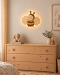 Visualisation illustrative de la lampe Abeille murale ORAWOOD avec halo lumineux arrière