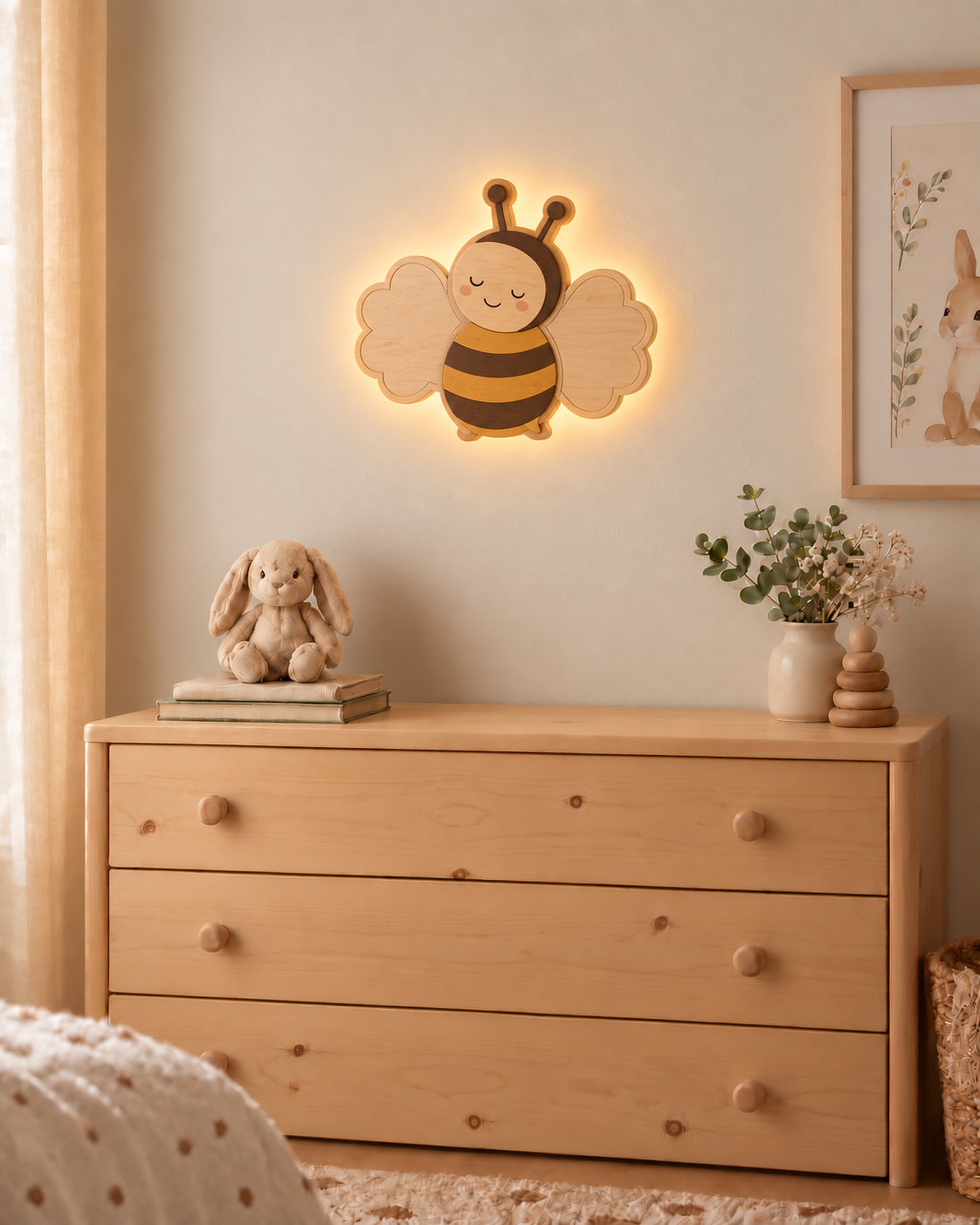 Visualisation illustrative de la lampe Abeille murale ORAWOOD avec halo lumineux arrière
