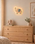Visualisation illustrative de la lampe Éléphant murale ORAWOOD avec halo lumineux arrière