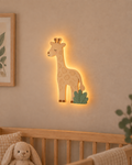 Visualisation illustrative de la lampe Girafe murale ORAWOOD avec halo lumineux arrière