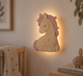 Visualisation illustrative de la lampe Petit cheval rose murale ORAWOOD avec halo lumineux arrière