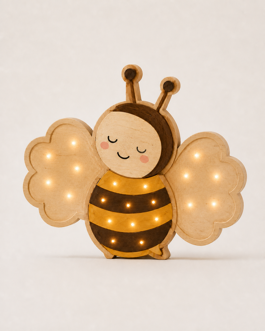 Lampe veilleuse Abeille ORAWOOD en pin massif, allumée