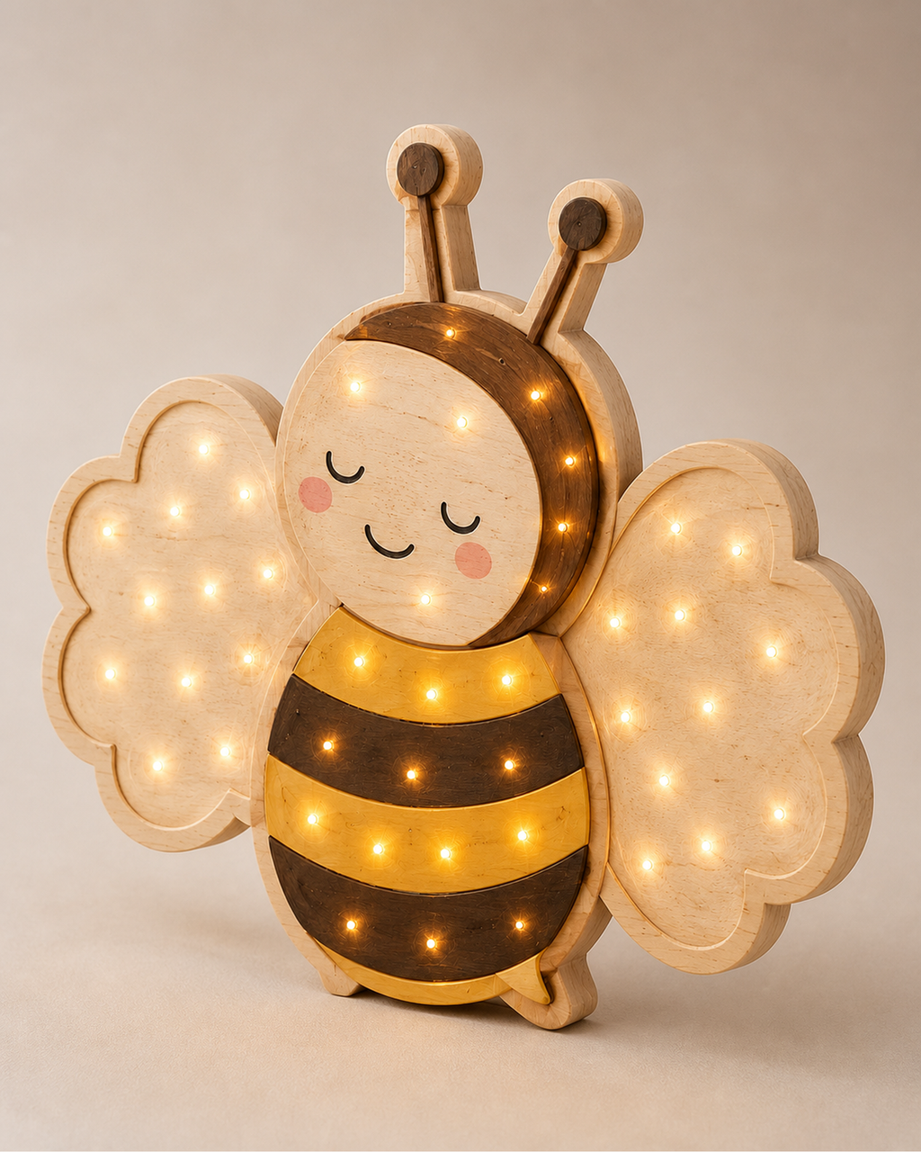Lampe Abeille ORAWOOD, vue trois-quarts allumée montrant le chant de 3 cm