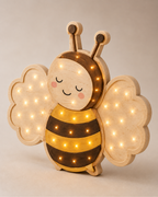 Lampe Abeille ORAWOOD, vue trois-quarts allumée montrant le chant de 3 cm