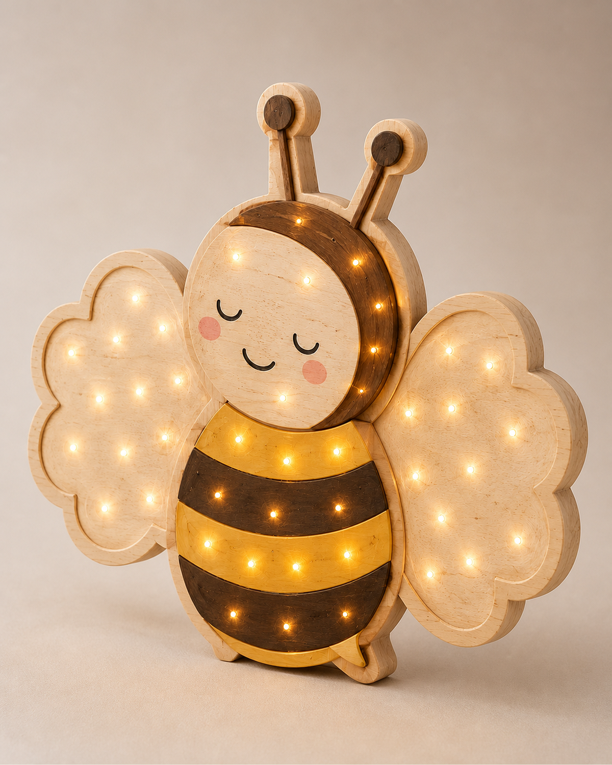 Lampe Abeille ORAWOOD, vue trois-quarts allumée montrant le chant de 3 cm