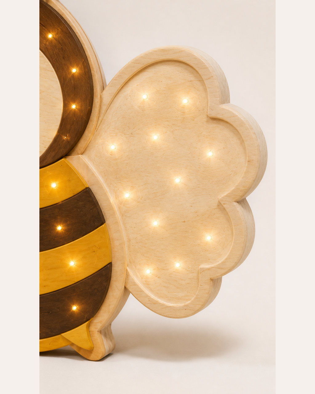 Lampe Abeille ORAWOOD, gros plan de l’aile et de la construction en bois