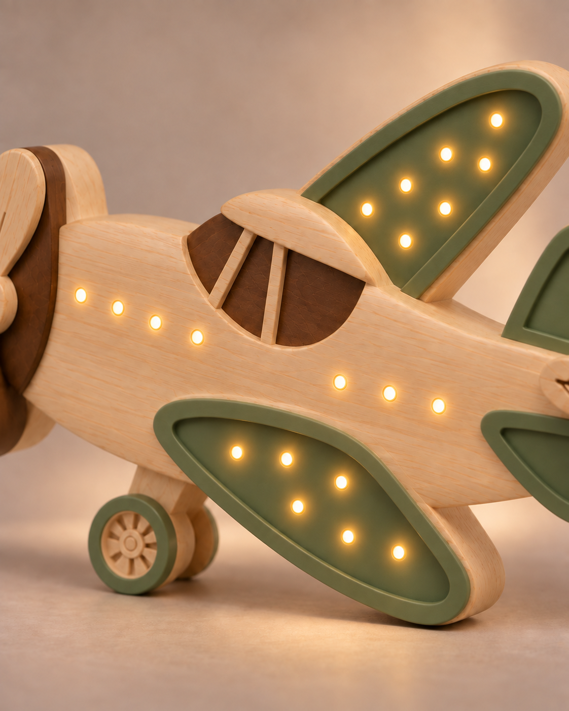 Lampe Avion ORAWOOD, détail de la lumière chaude et des points LED