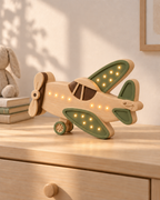 Lampe Avion ORAWOOD allumée sur une commode en bois naturel