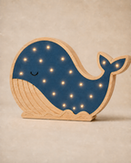 Lampe veilleuse Baleine ORAWOOD en pin massif, allumée
