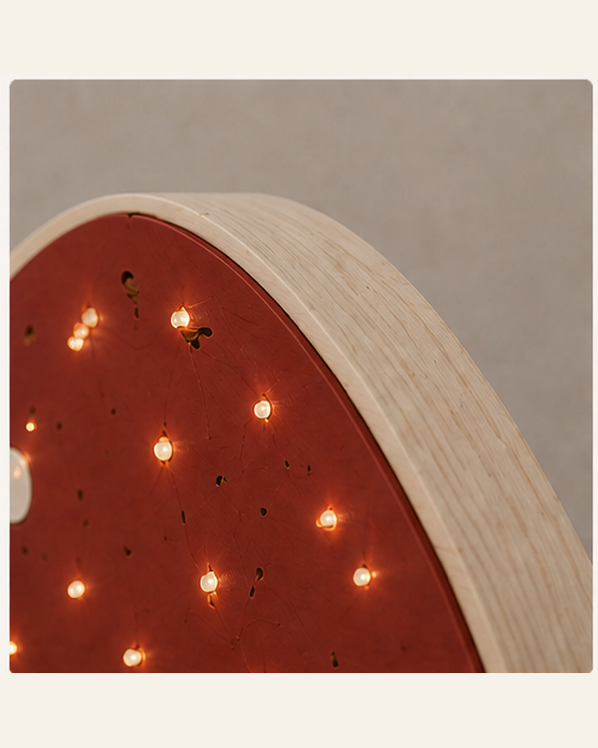 Lampe Champignon ORAWOOD, détail du bois naturel et du chant