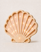 Lampe veilleuse Coquillage ORAWOOD en pin massif, allumée