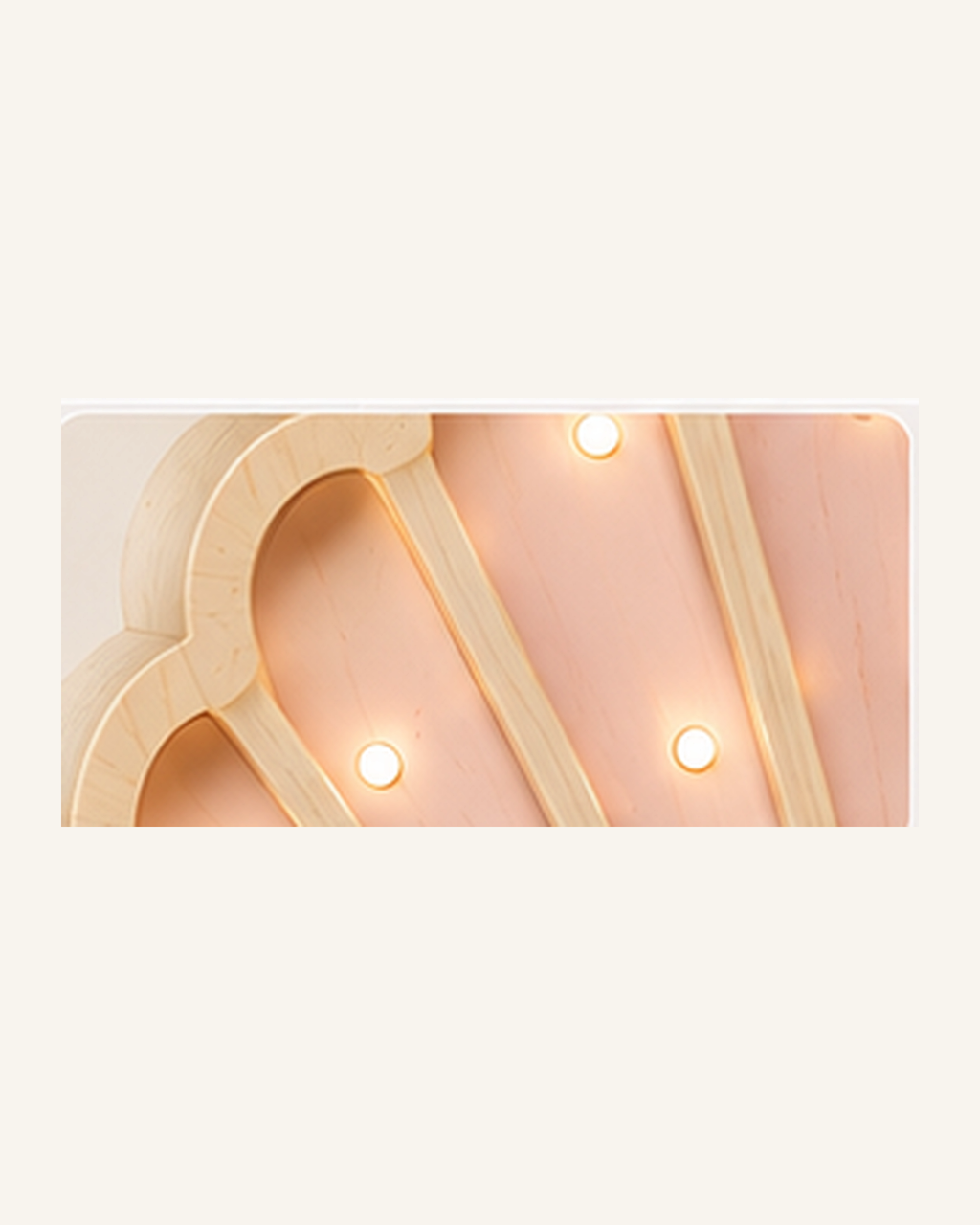 Lampe Coquillage ORAWOOD, gros plan du bois et des points lumineux