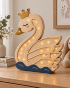 Détail du pin massif et des points LED blanc chaud de la lampe Cygne ORAWOOD à poser