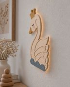 Détail latéral de la lampe Cygne ORAWOOD murale, corps fin en pin massif d’environ 15 mm et halo arrière doux