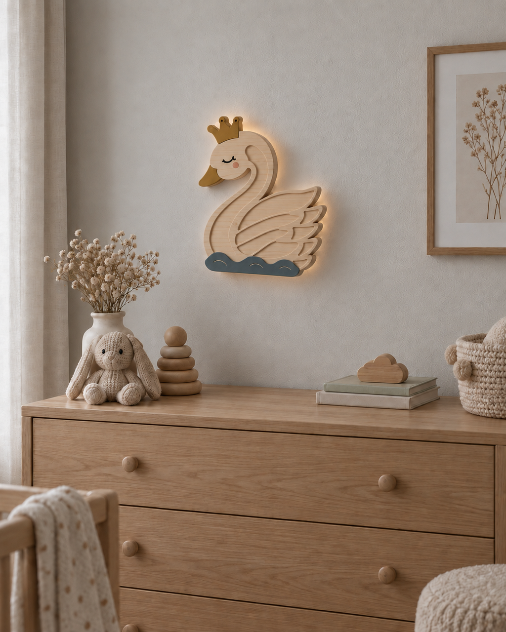 Lampe Cygne ORAWOOD murale droite, format 27 × 30 cm, face lisse et halo arrière doux