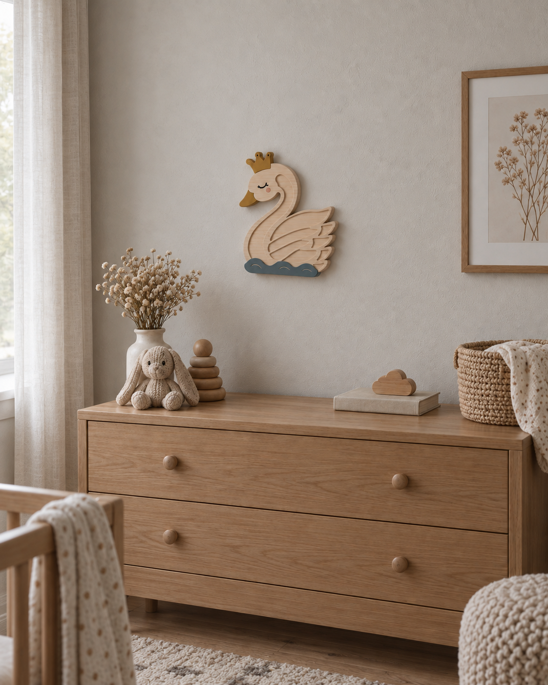 Lampe Cygne ORAWOOD murale éteinte dans une chambre d’enfant lumineuse au style nordique