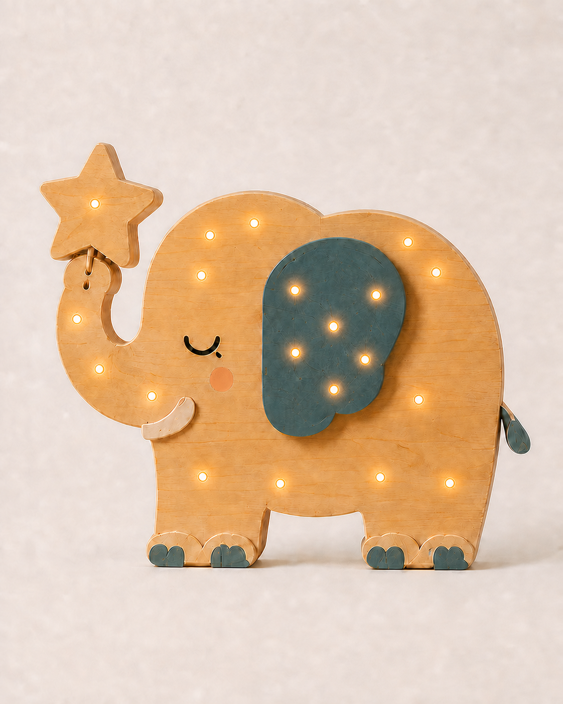 Lampe veilleuse Éléphant ORAWOOD en pin massif, allumée