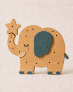 Lampe veilleuse Éléphant ORAWOOD en pin massif, éteinte