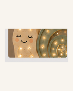 Lampe Escargot ORAWOOD, gros plan du bois et des points lumineux