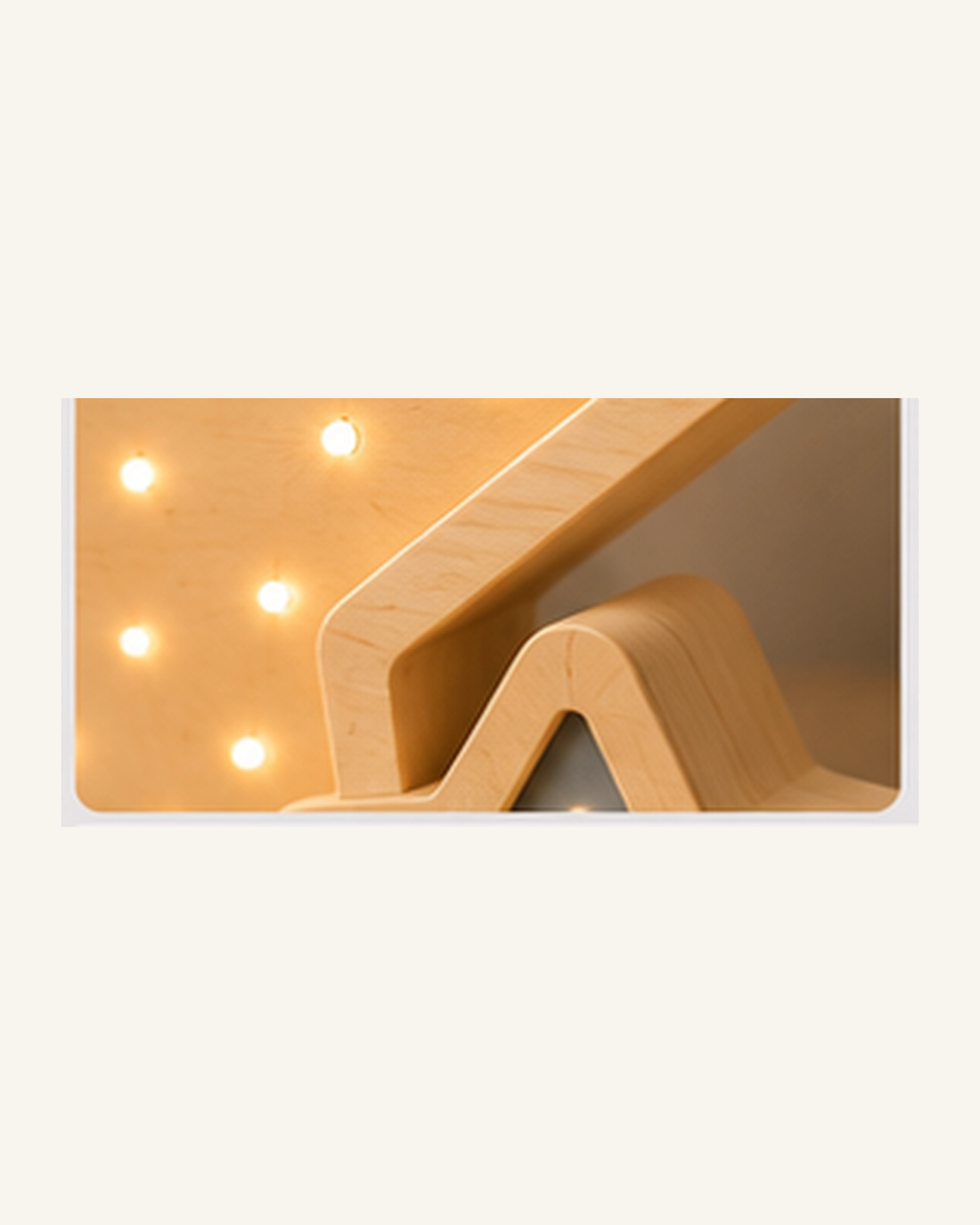 Lampe Étoile ORAWOOD, gros plan du bois et des points lumineux