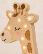Lampe Girafe ORAWOOD, détail du visage, du bois et des points lumineux