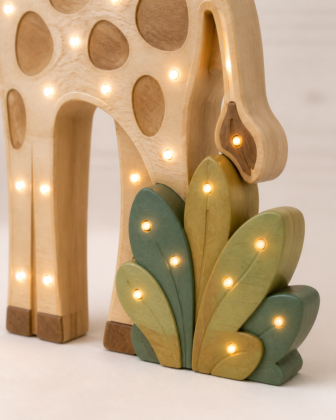 Lampe Girafe ORAWOOD, détail des feuilles, du bois et de la lumière