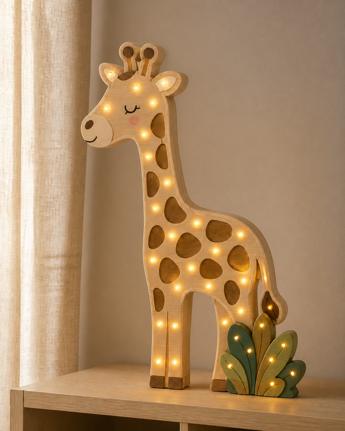 Lampe ORAWOOD allumée dans une chambre d’enfant à la lumière du jour