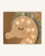 Lampe Hippocampe ORAWOOD, gros plan du bois et des points lumineux