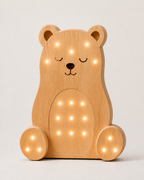 Lampe veilleuse Ours ORAWOOD en pin massif, allumée