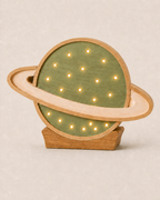 Lampe veilleuse Planète ORAWOOD en pin massif, allumée
