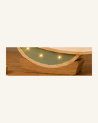Lampe Planète ORAWOOD, détail de l’anneau et du socle en bois
