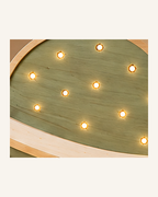 Lampe Planète ORAWOOD, détail des points lumineux sur la face verte
