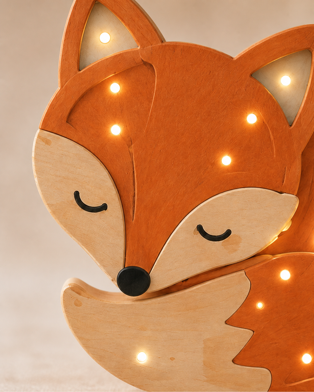 Lampe Renard ORAWOOD, gros plan du visage endormi et du bois