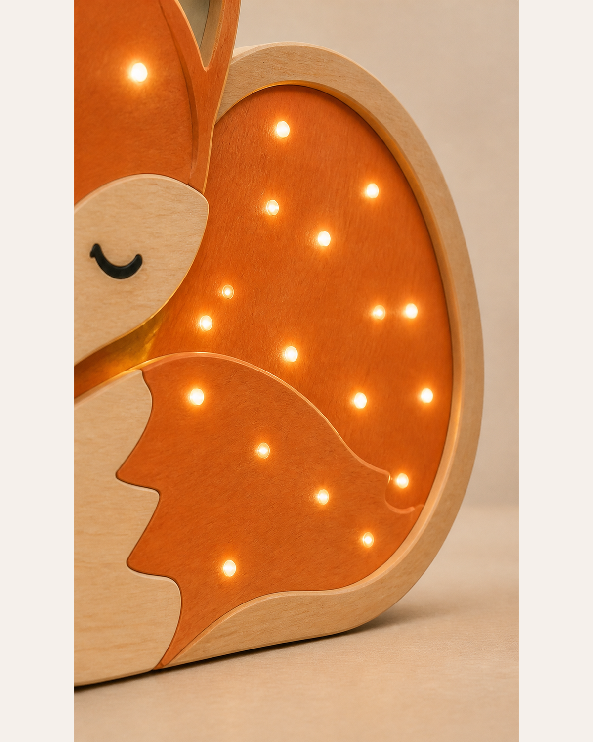 Lampe Renard ORAWOOD, gros plan de la queue et des points lumineux