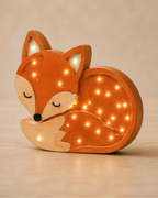 Lampe Renard ORAWOOD, vue trois-quarts allumée montrant le chant de 3 cm