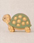 Lampe veilleuse Tortue ORAWOOD en pin massif, allumée