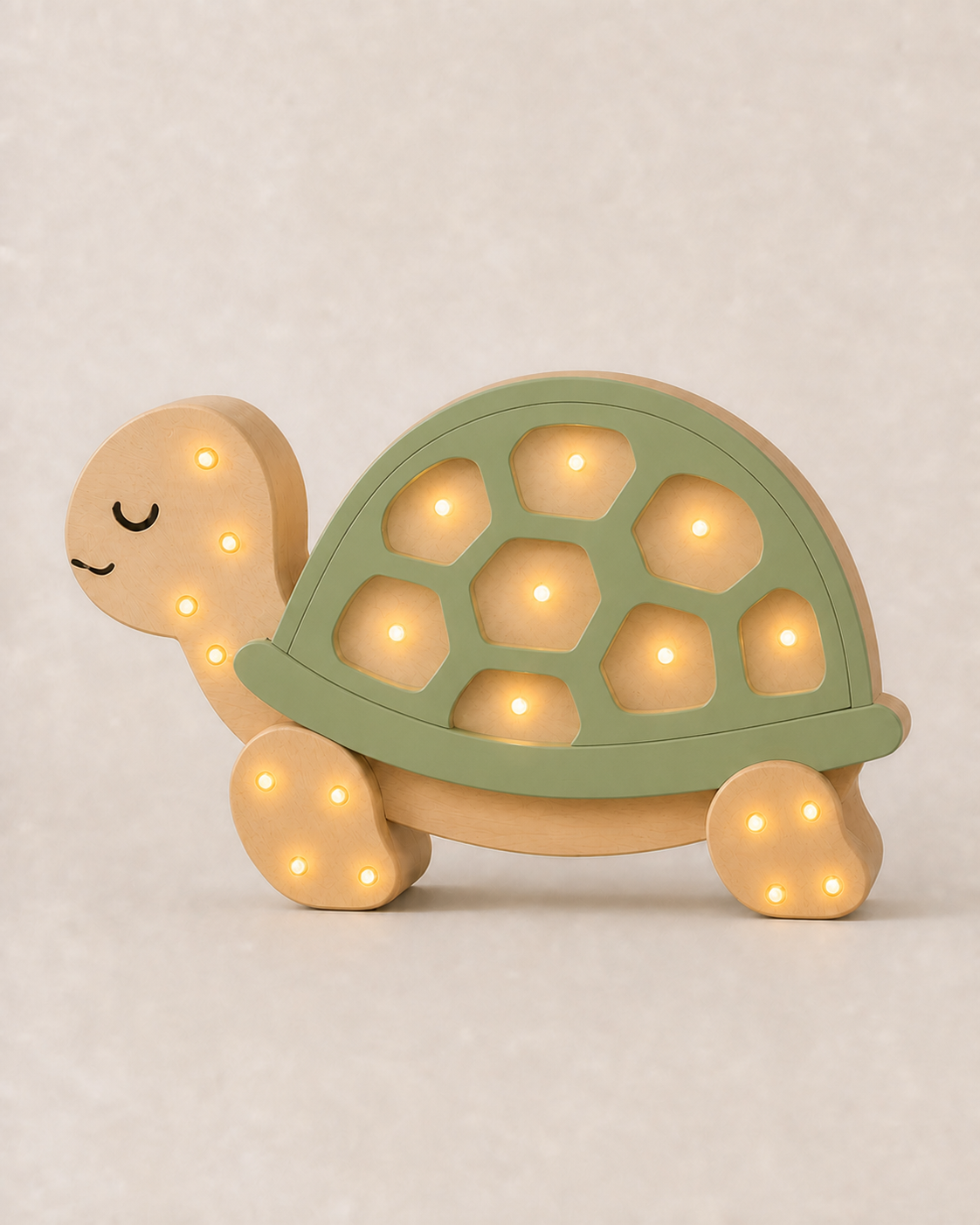 Lampe veilleuse Tortue ORAWOOD en pin massif, allumée