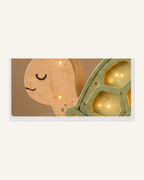 Lampe Tortue ORAWOOD, gros plan du bois et des points lumineux