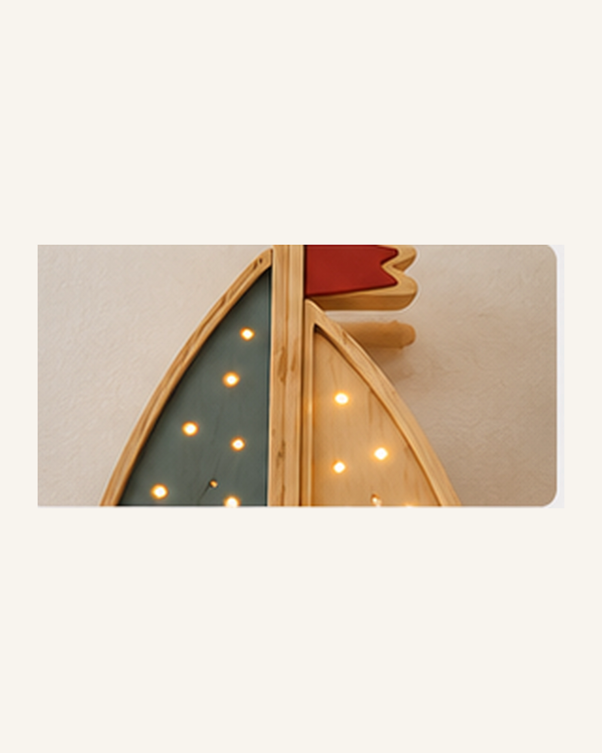 Lampe Voilier ORAWOOD, gros plan du bois et des points lumineux