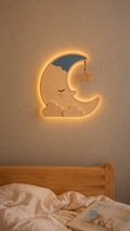 Visualisation illustrative de la lampe Lune murale ORAWOOD en pin, avec étoile suspendue et halo lumineux arrière