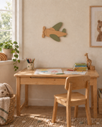 ORAWOOD airplane wall-light 30x22 display detail 2026-09-28 1/5 — Lampe Avion murale, mise en scène illustrative : Chambre d’enfant, lampe éteinte, dimensions de présentation 30 × 22 cm