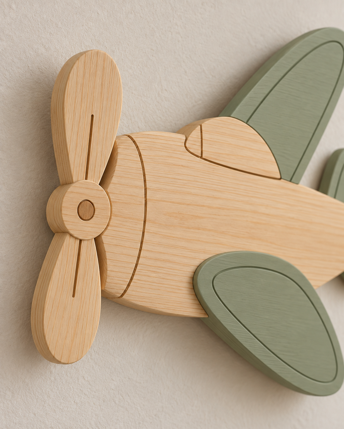 ORAWOOD airplane wall-light 30x22 display detail 2026-09-28 3/5 — Lampe Avion murale, mise en scène illustrative : Gros plan illustratif de l’hélice et du pin