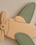 ORAWOOD airplane wall-light 30x22 display detail 2026-09-28 4/5 — Lampe Avion murale, mise en scène illustrative : Gros plan illustratif du cockpit et des ailes vert sauge