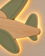 ORAWOOD airplane wall-light 30x22 display detail 2026-09-28 5/5 — Lampe Avion murale, mise en scène illustrative : Gros plan illustratif de l’empennage et du halo arrière