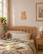 ORAWOOD bear wall-light 18x26 display detail 2026-09-29 1/5 — Lampe Ours murale, mise en scène illustrative : Chambre d’enfant, lampe éteinte, dimensions de présentation 18 × 26 cm